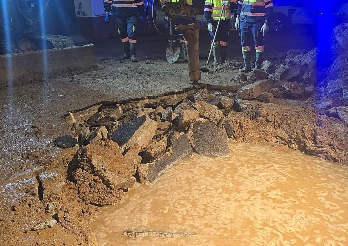 Imagen secundaria 1 - Los operarios en la tarde de este martes localizando la avería.