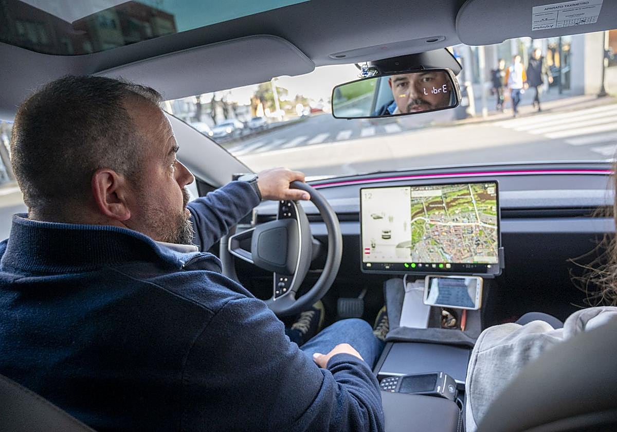 Un taxista de Badajoz durante un servicio en la ciudad.