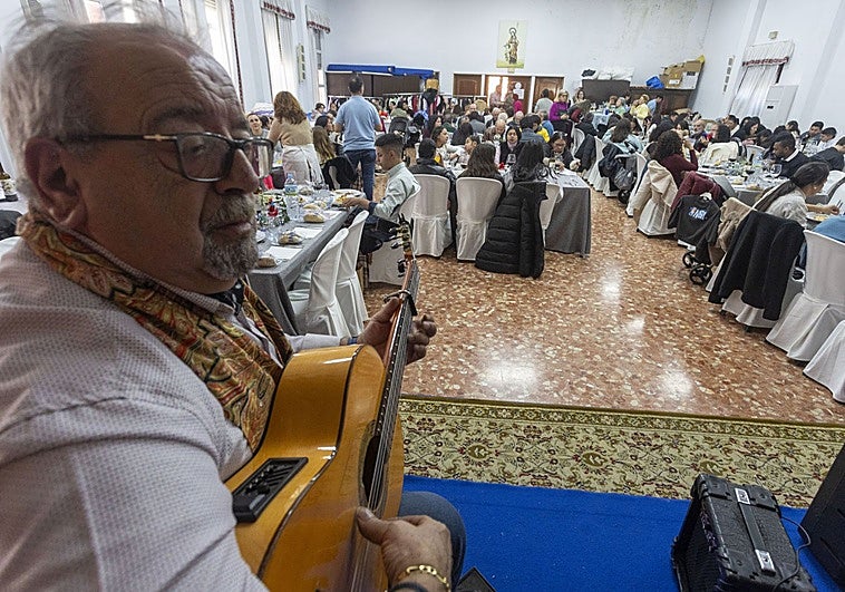 El colectivo Mandiles Solidarios sienta a la mesa a 150 personas para combatir la soledad en Cáceres