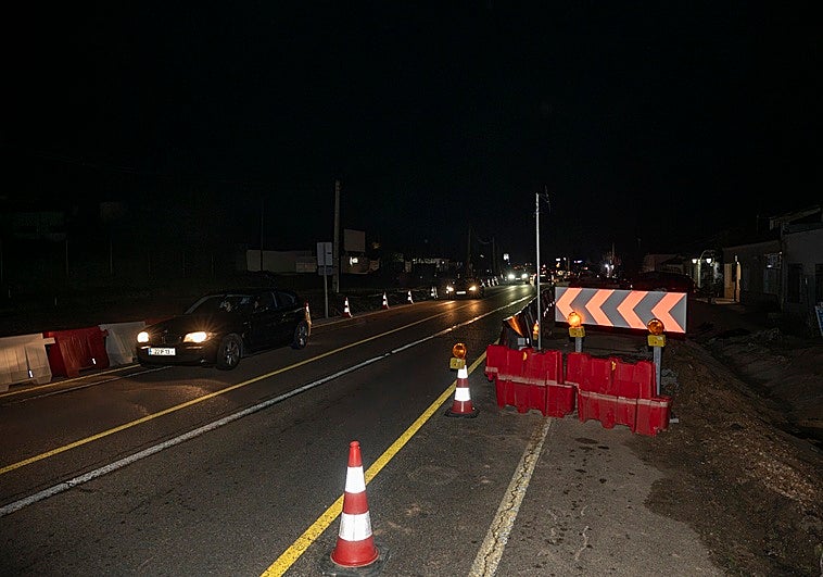 El refuerzo de iluminación en la carretera de Sevilla resulta insuficiente, denuncian los vecinos