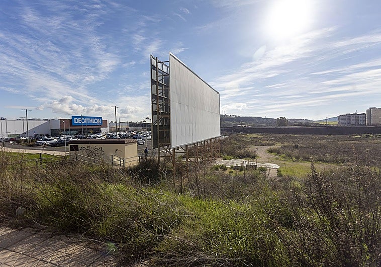 Way Cáceres, el gran centro de ocio y comercial que se quedó en un Decathlon