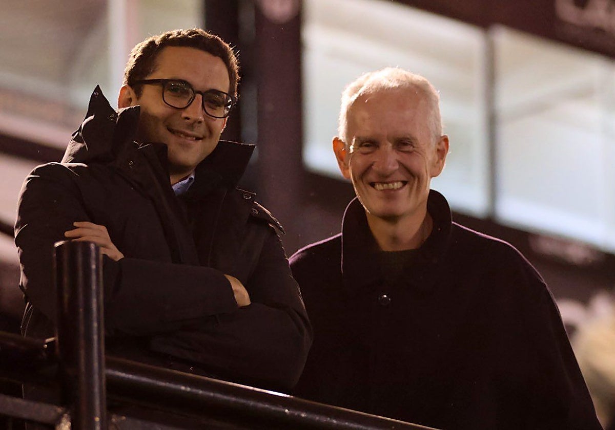 Alejandro Pérez con el antiguo propietario, Mark Heffernan, en el último partido del año en el Romano.