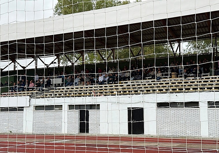 Las redes del estadio de Plasencia que dificultan la visión siguen sin alternativa tres meses después