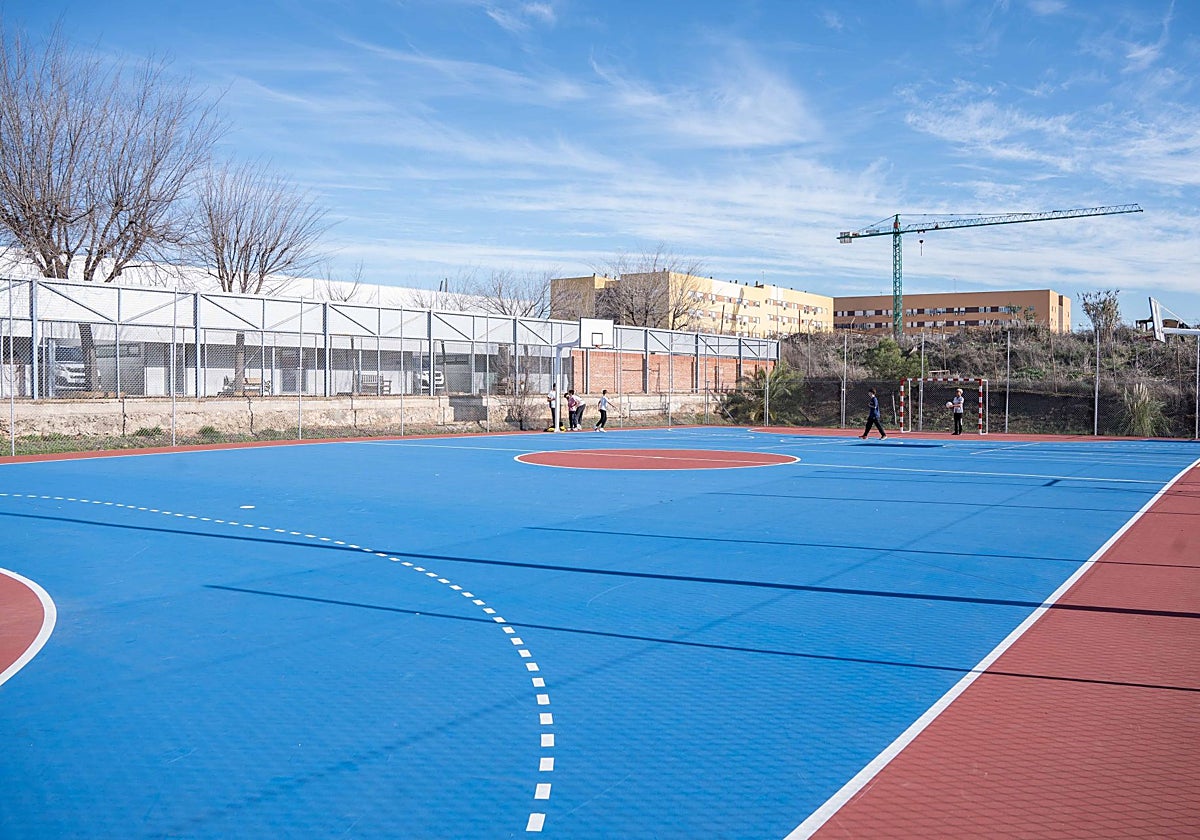 Usuarios en la nueva pista deportiva de La Calzada.