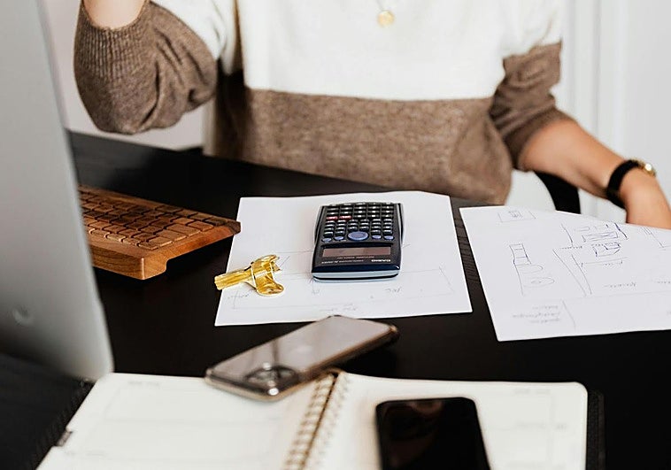 Es oficial: Hacienda rectifica y quienes cobran prestaciones por desempleo ya no tendrán que presentar la declaración de la renta