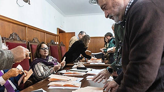 El PSOE gana el voto emigrante y deja al PP con 29 escaños