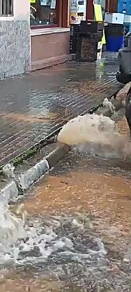 Varios reventones en Badajoz dejan sin agua a negocios y vecinos de Ciudad Jardín