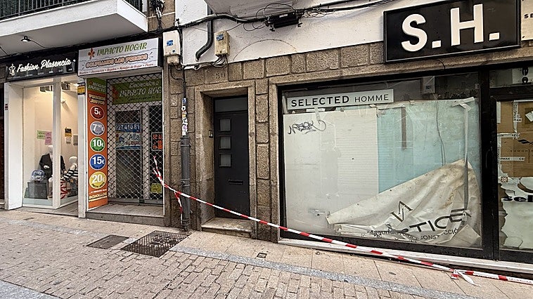 Un derrumbe en la calle del Sol deja desalojados a tiendas y vecinos