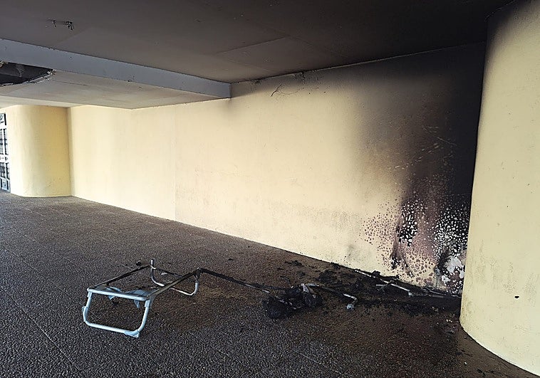 Vecinos de Suerte Saavedra piden ayuda para que un hombre deje de dormir junto a su portal