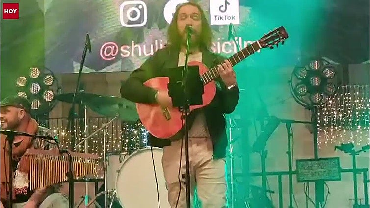 El concierto del Shuli alegra la Navidad con una entregada plaza de España de Mérida