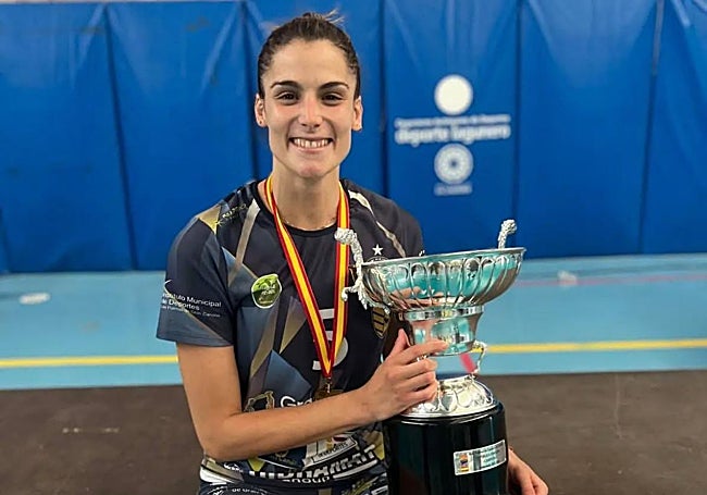 Alba Sánchez con uno de los trofeos que conquistó con el Olímpico Gran Canaria en la Superliga de voleibol.