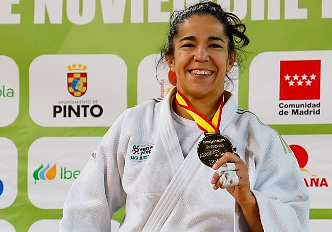 Cristina Cabaña con el oro como campeona de España de judo.