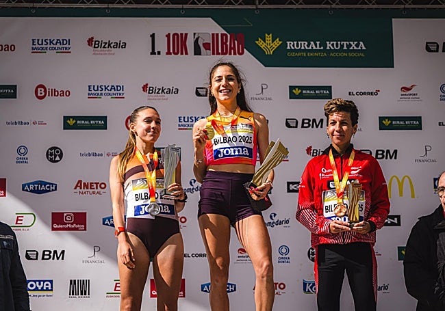 Laura Luengo, en el podio como subcampeona de España de 10k.