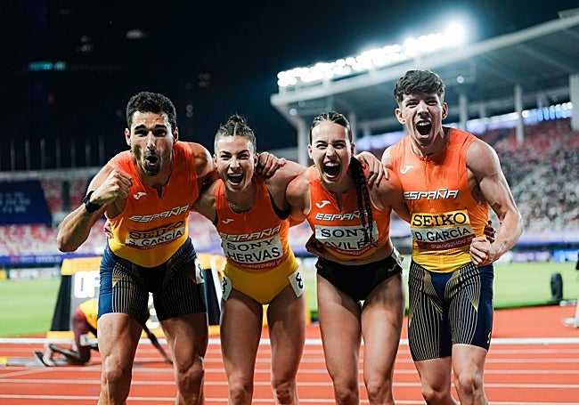 David García Zurita (primero por la derecha) con el relevo español que lograba el título y el récord continental de 4x400 en el Europeo Sub-23.