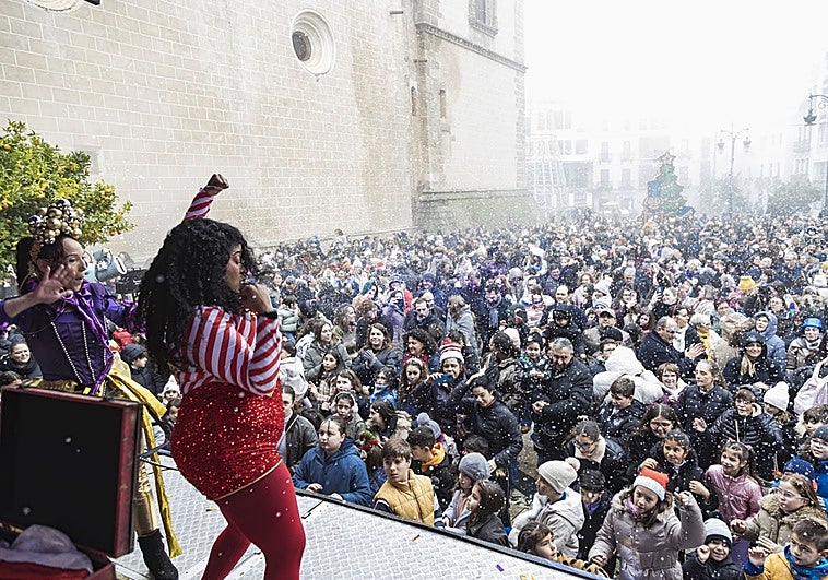 Los niños de Badajoz se comen las uvas de chuchería entre la niebla