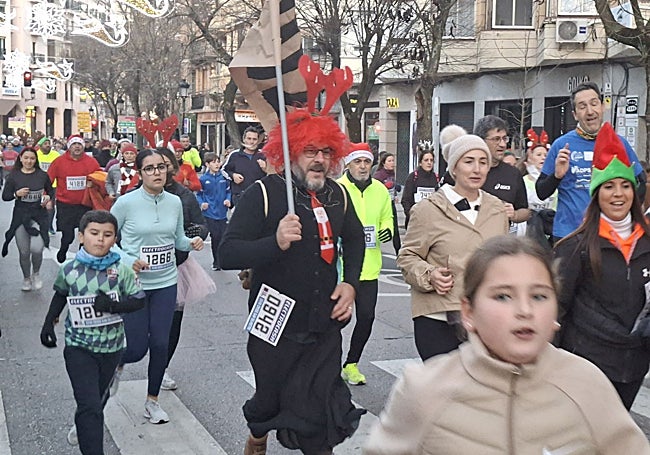 Participantes disfrazados a su paso por Cánovas.