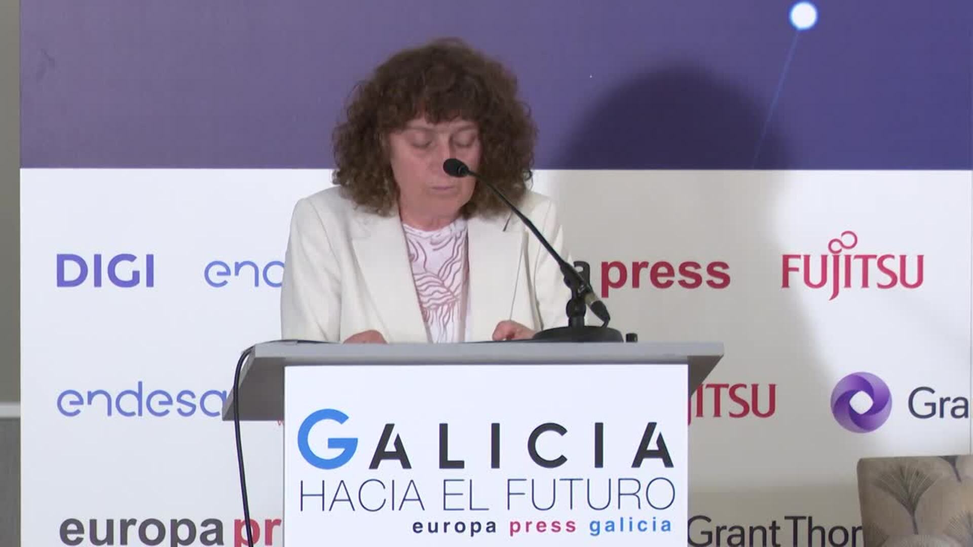 La alcaldesa de Santiago apuesta por cambiar el modelo económico y energético