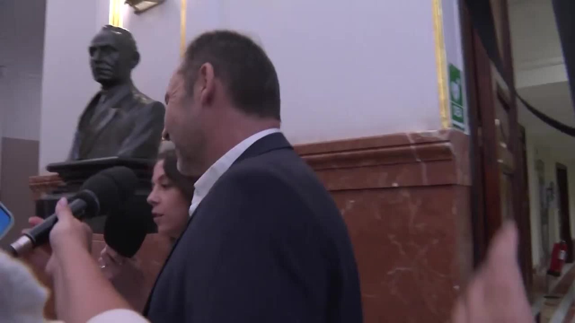 Ábalos abandona el hemiciclo manteniendo su inocencia