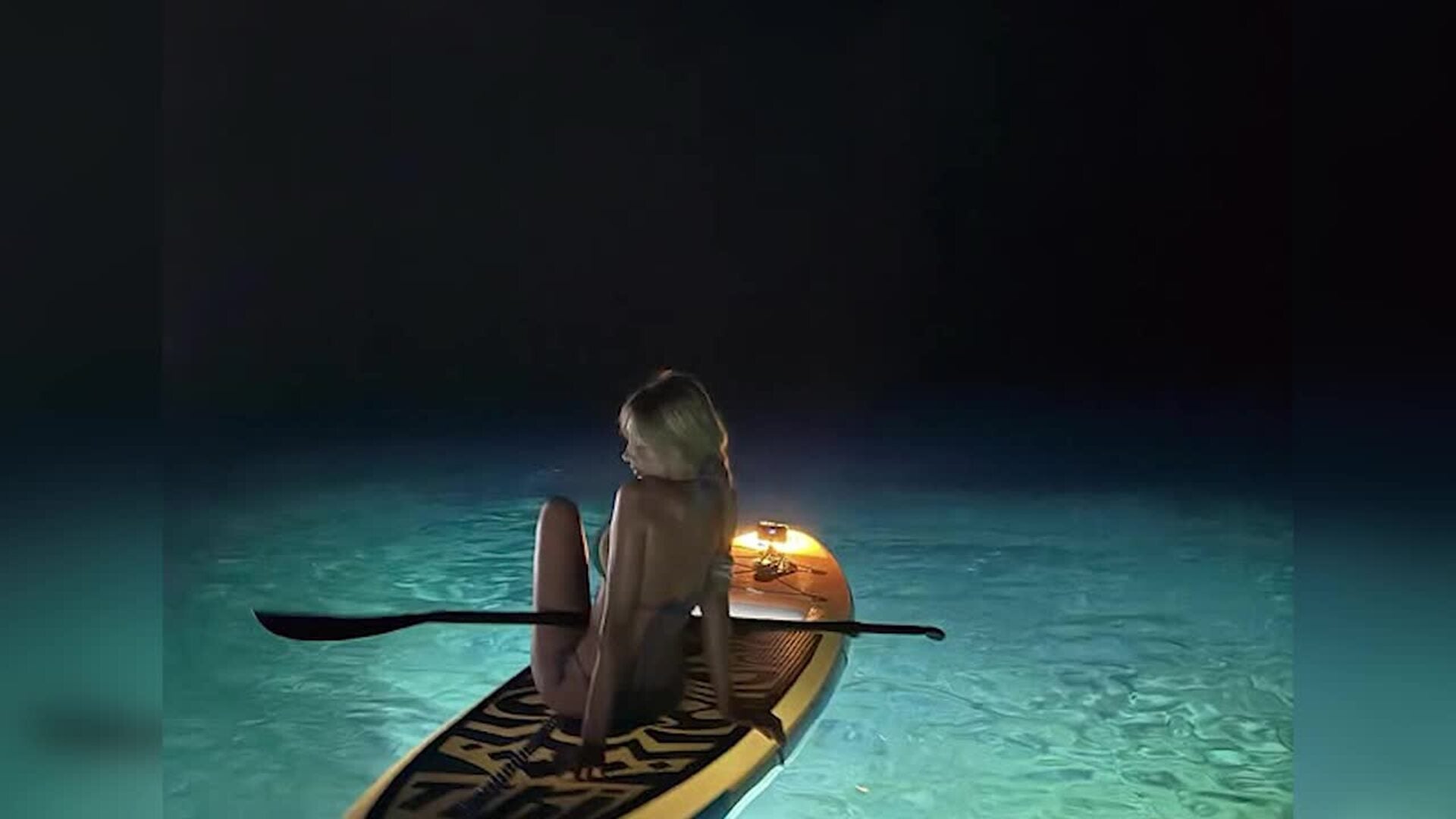 Ester Expósito disfruta del paddle surf y del buceo en Colombia