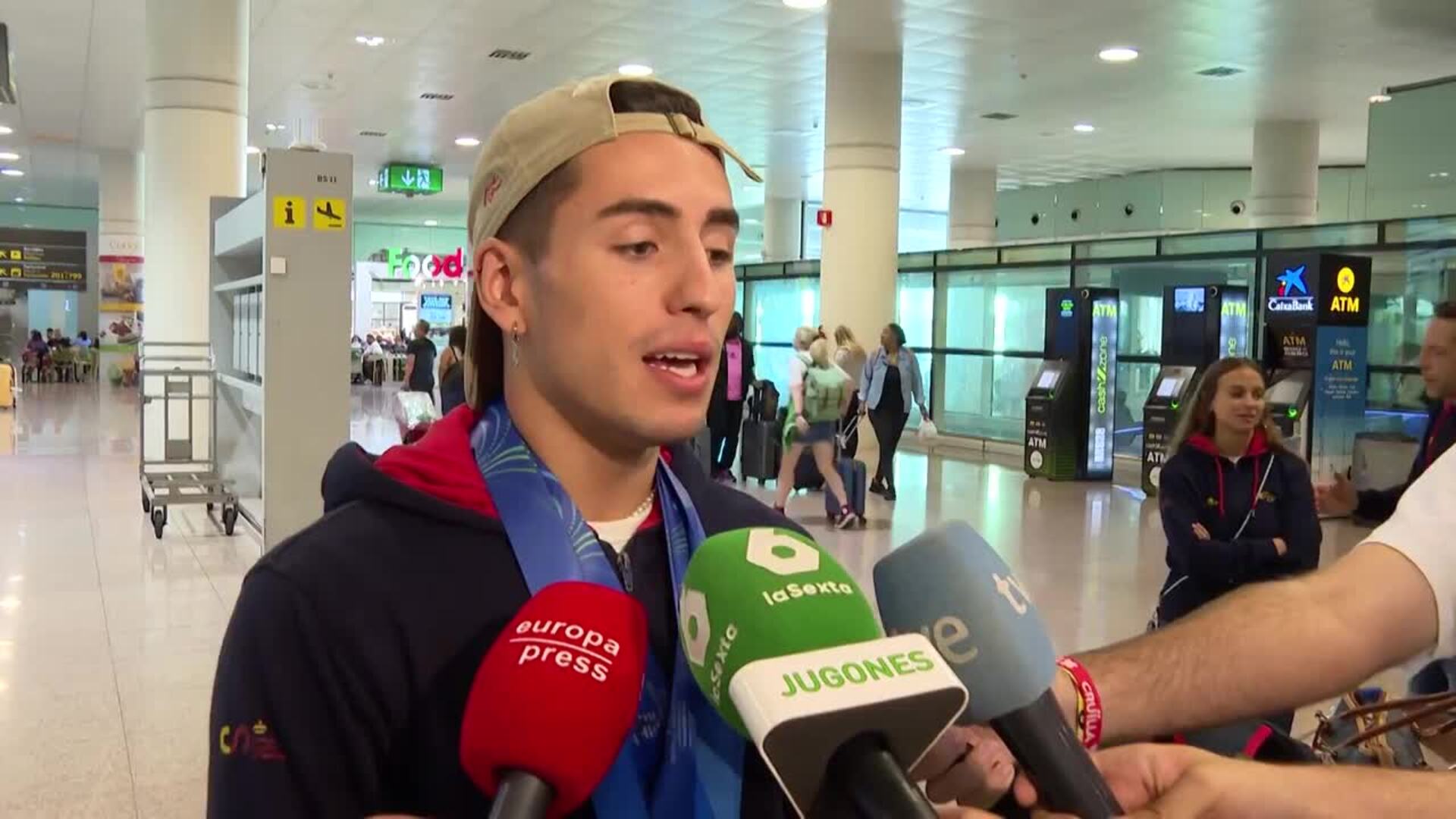 Dennis González regresa a España tras subirse al podio en los Mundiales de Natación