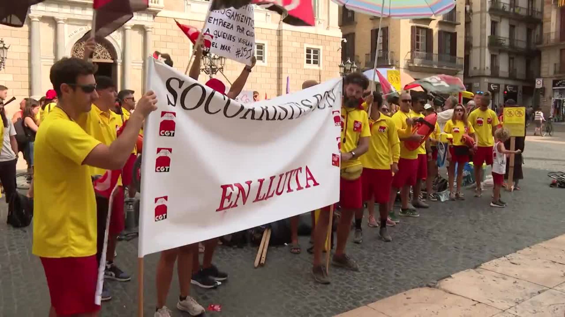 Socorristas en huelga protestan en Barcelona para pedir mejores condiciones