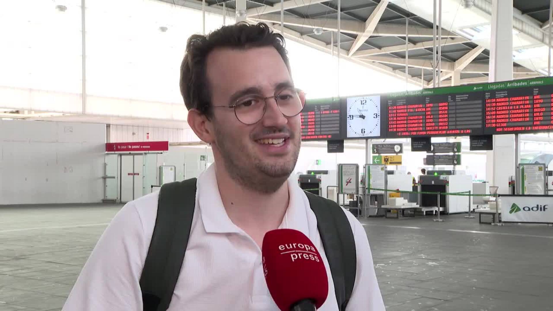 Viajeros llegan a València por sus vacaciones de verano y otros se despiden: "No da para más"
