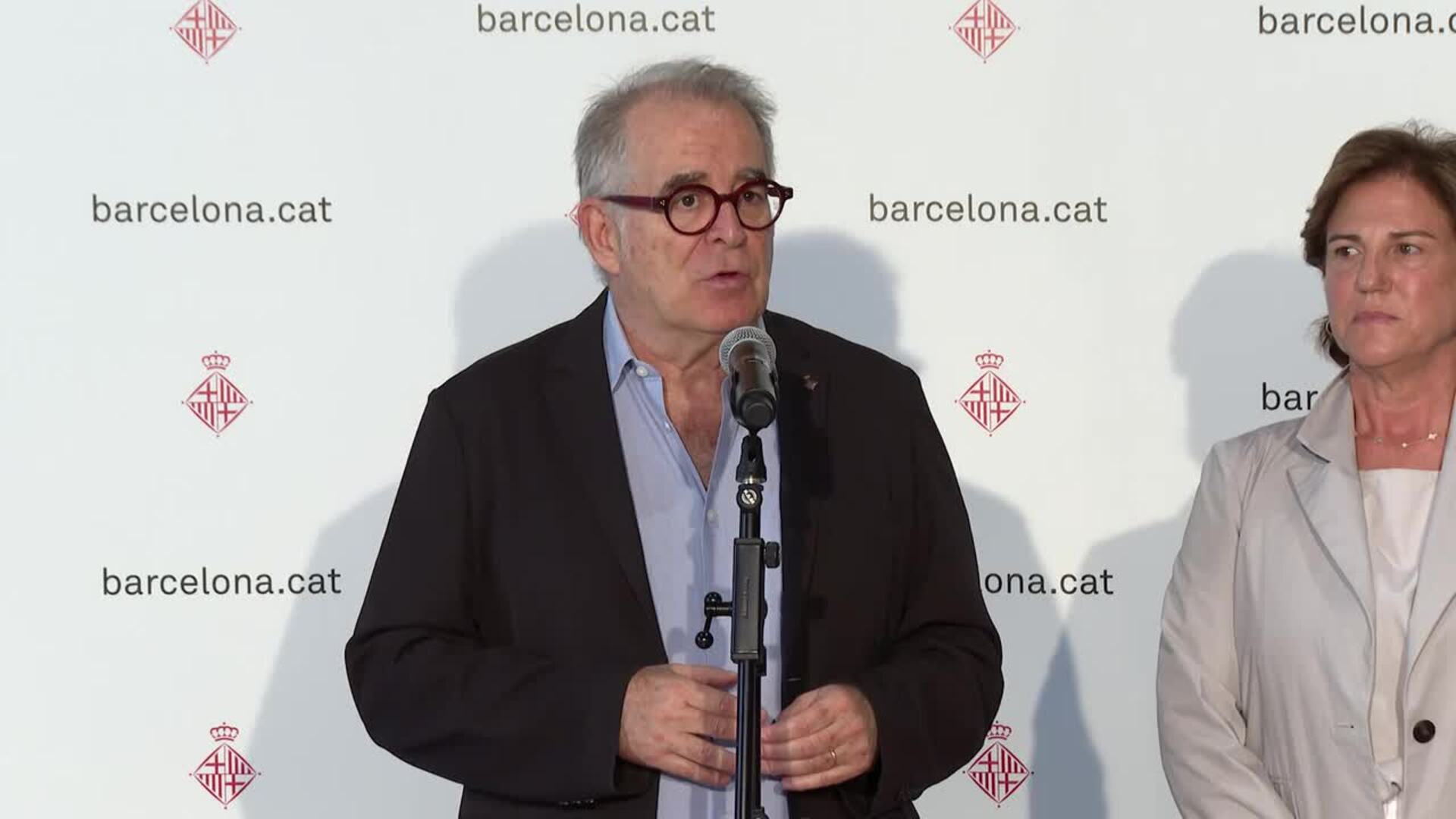Valls pide "prudencia" para alcanzar un acuerdo y zanjar la huelga de socorristas de Barcelona