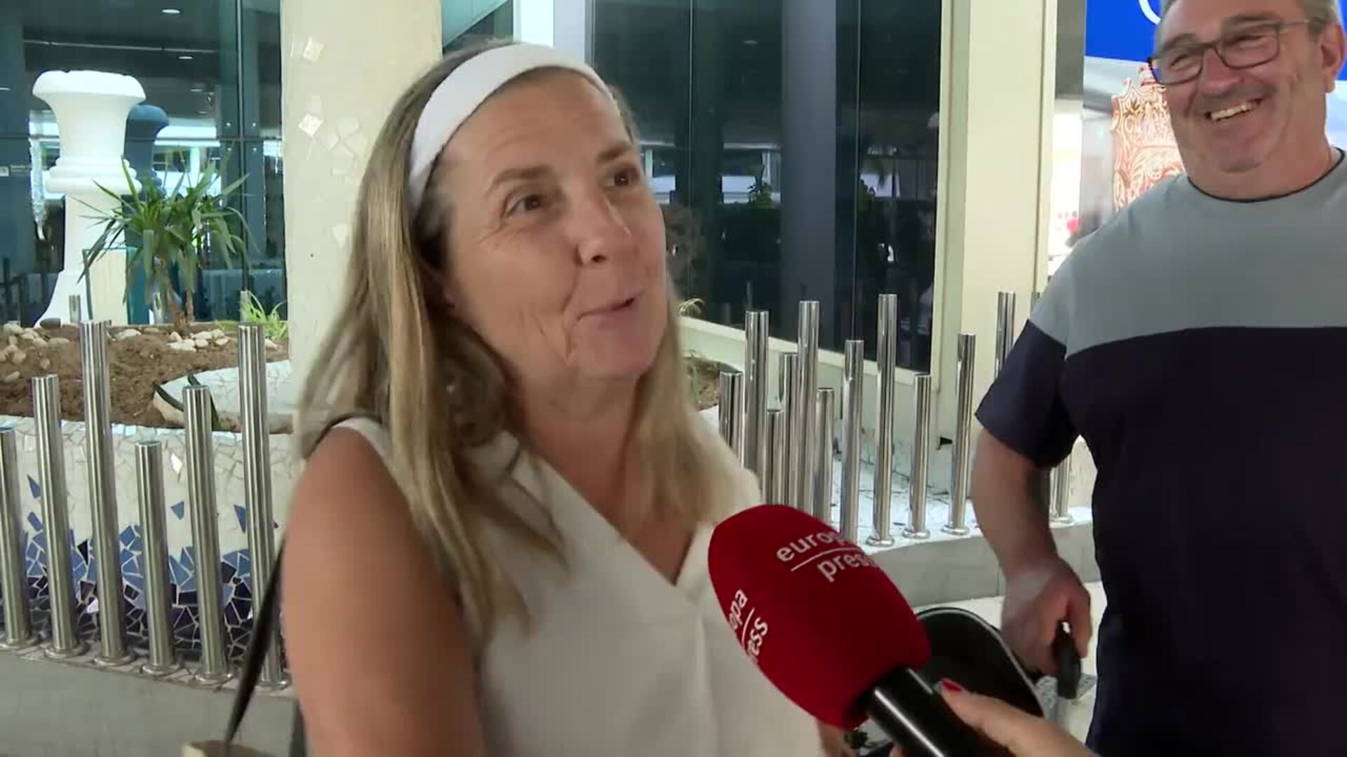 Llegadas y reencuentros: Operación retorno en el aeropuerto de Manises tras el puente de agosto