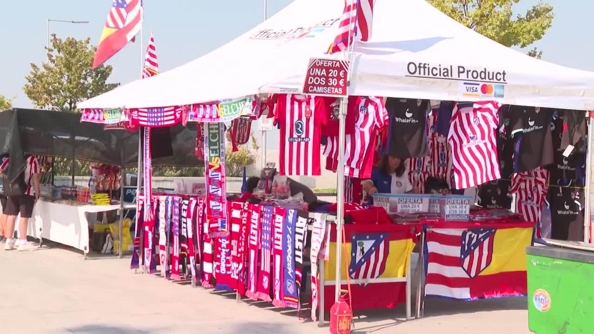 Aficionados del Atlético de Madrid calientan motores para el partido contra el Elche