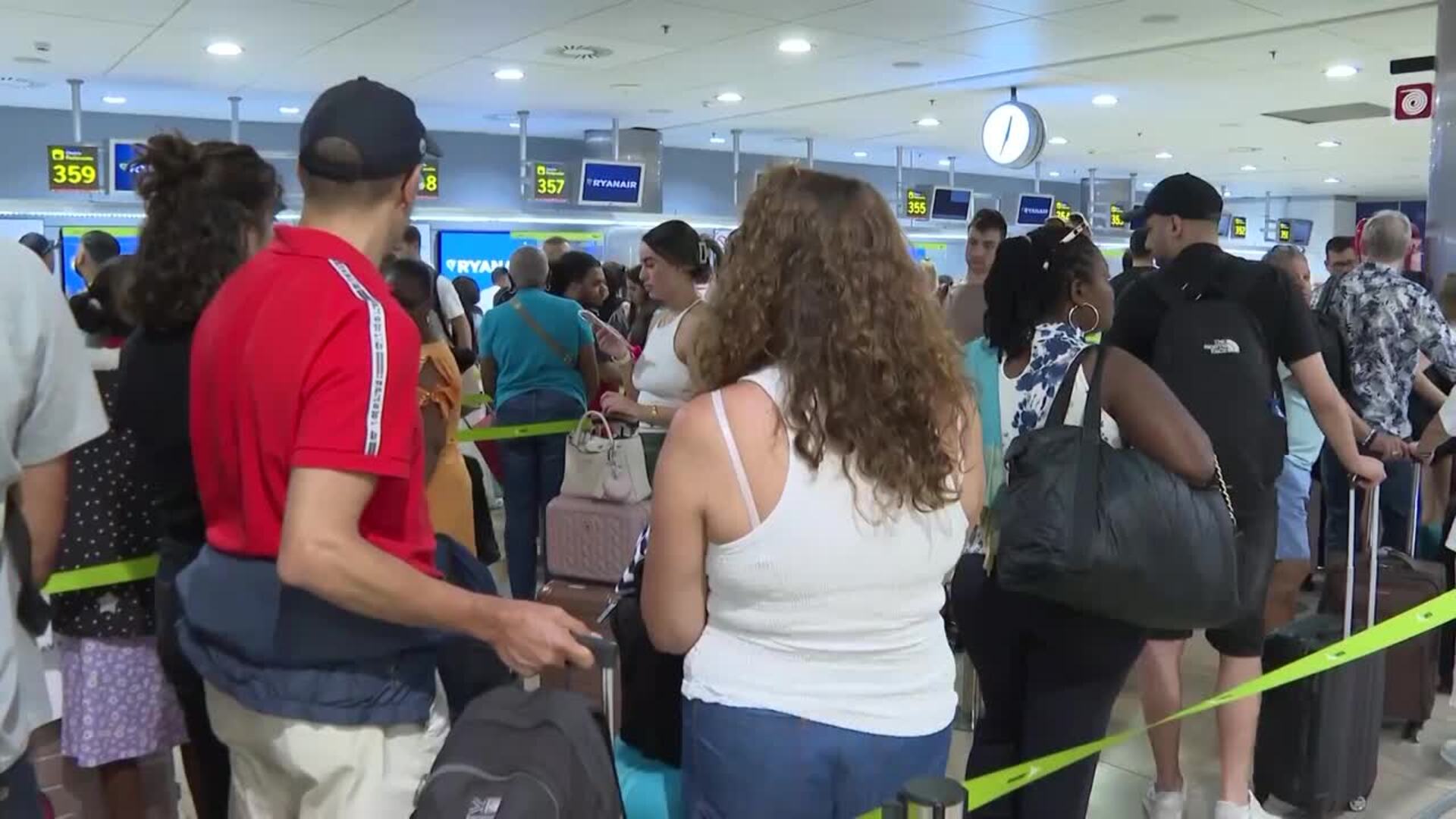 Trabajadores de Ryanair denuncian "precariedad laboral" y piden más puestos de trabajo
