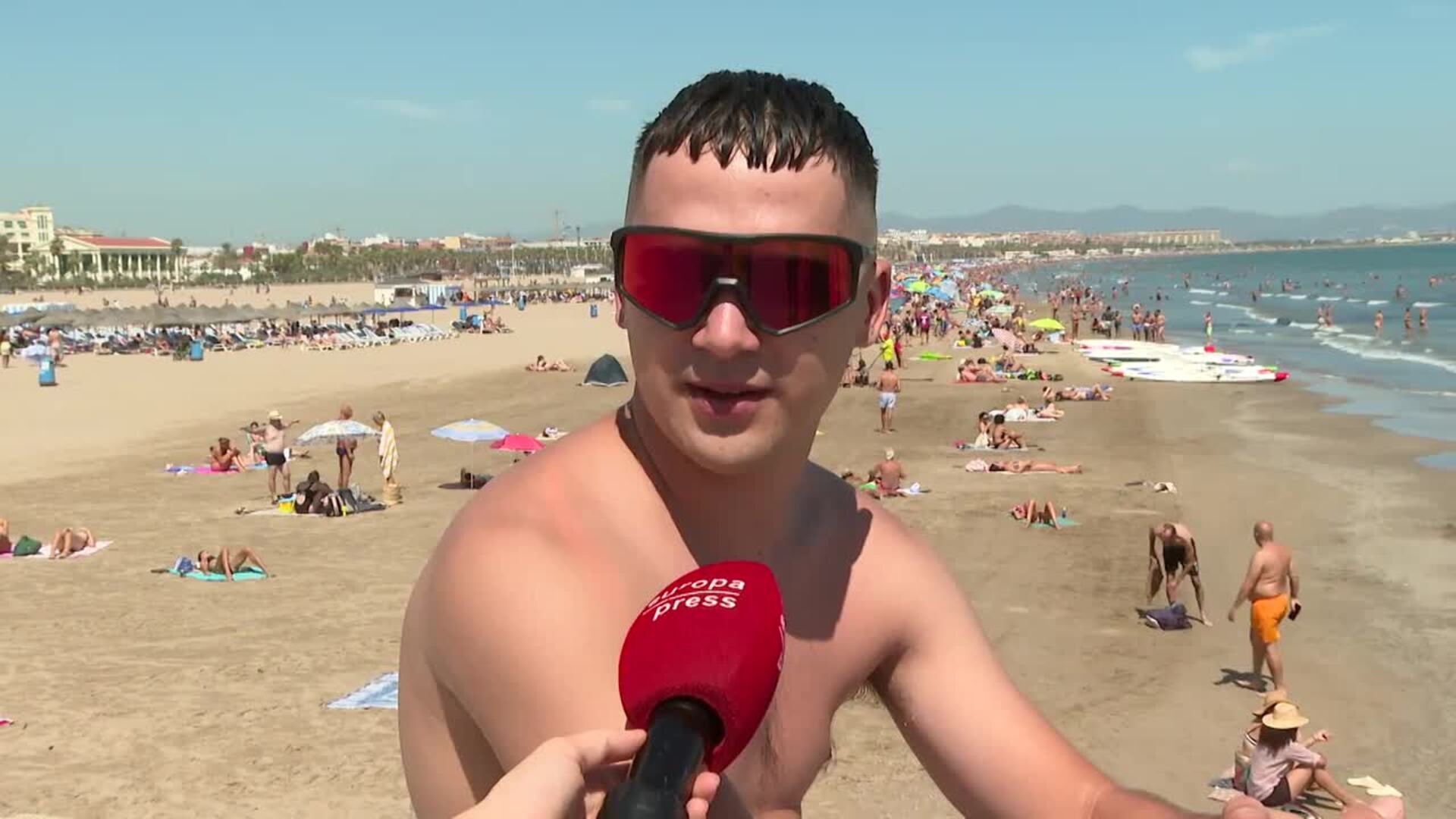 Llegan las últimas horas antes de la vuelta a la rutina y muchos eligen la playa de València