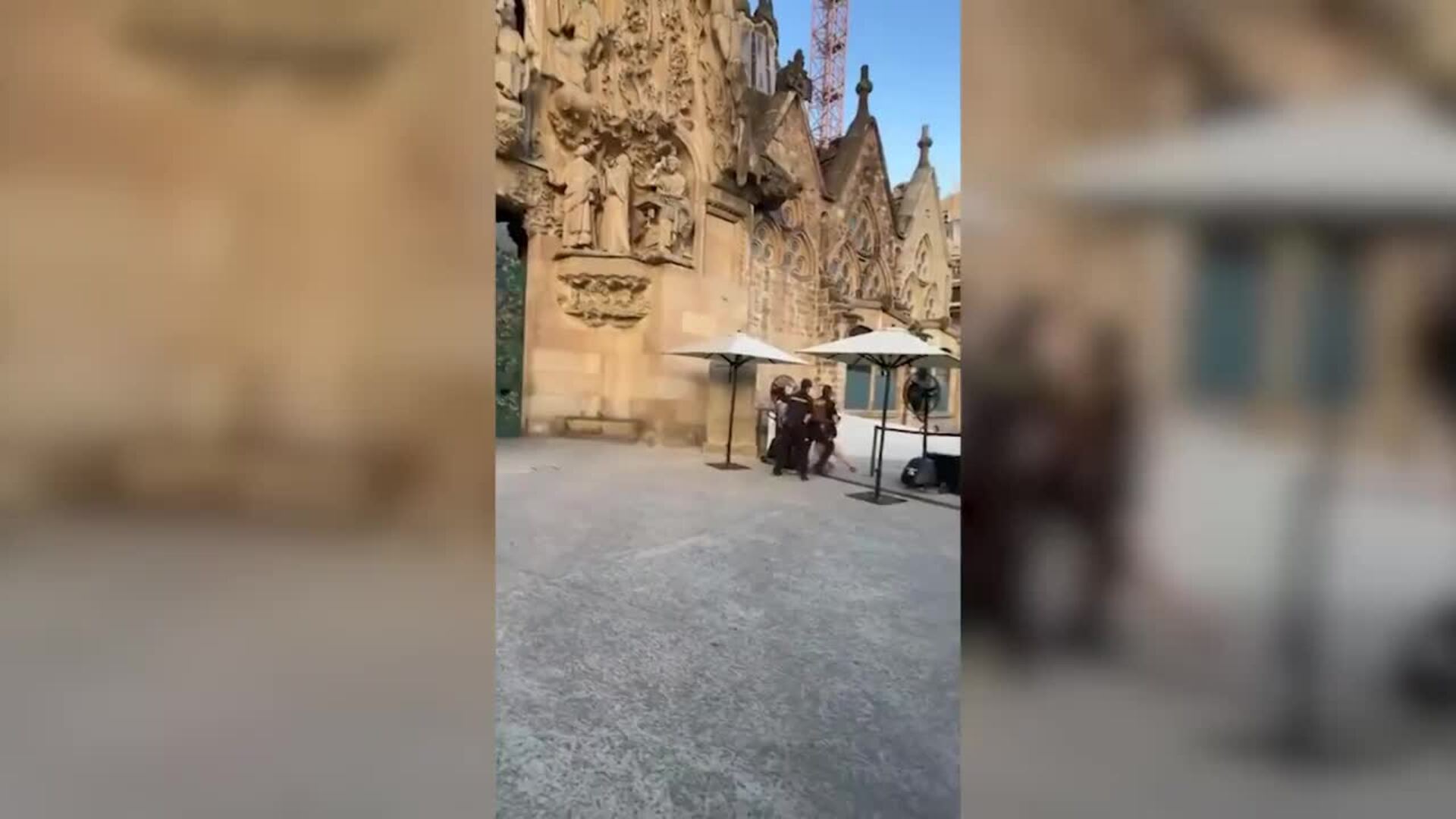 Activistas de Futuro Vegetal lanzan tintes contra fachada de la Basílica de la Sagrada Familia