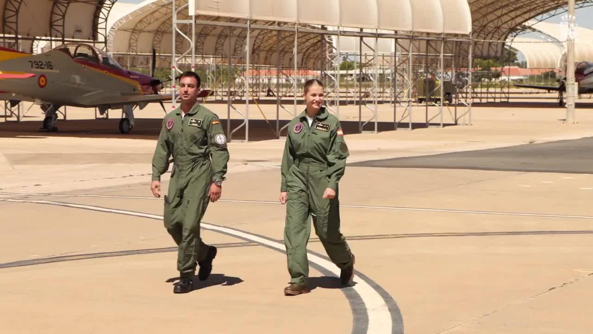 La Princesa Leonor tiene su primer contacto con el avión de entrenamiento Pilatus