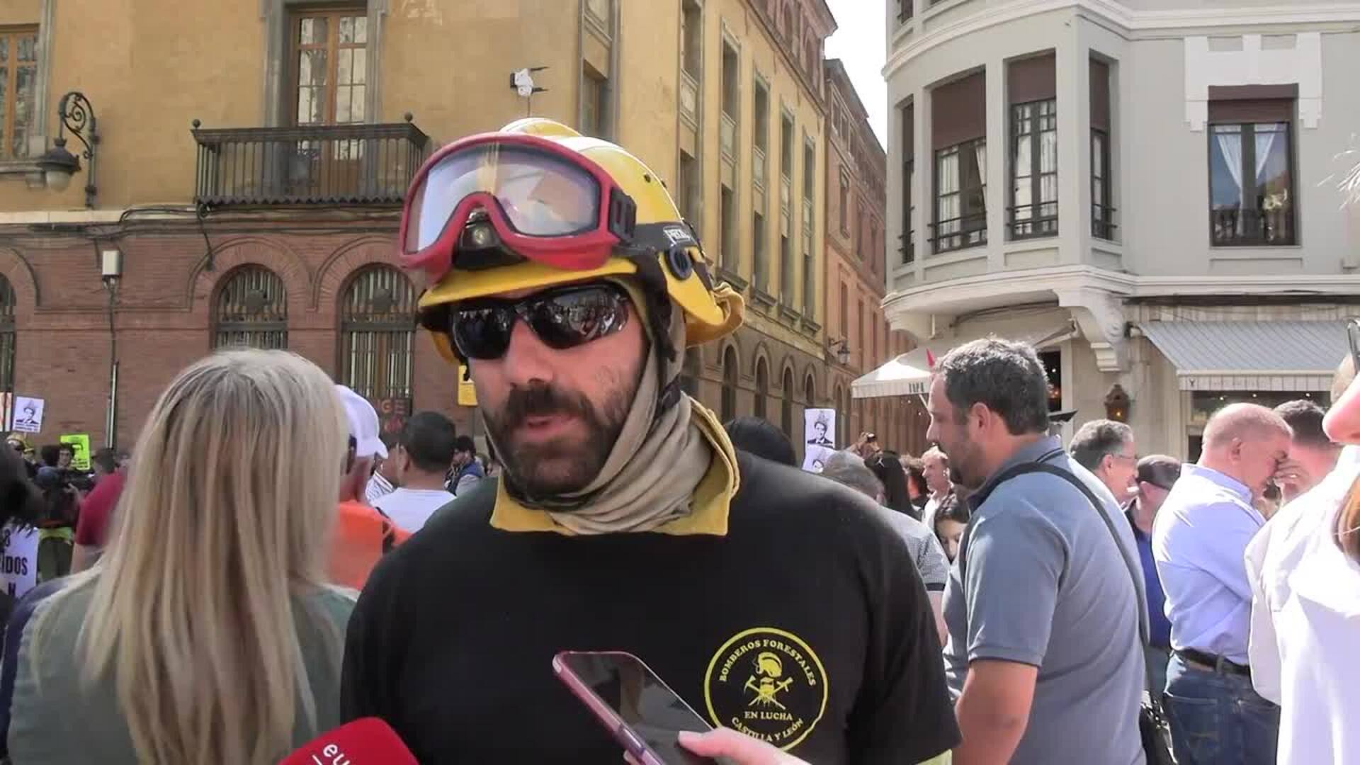 Más de un millar de personas marcha en León para pedir ceses tras los incendios