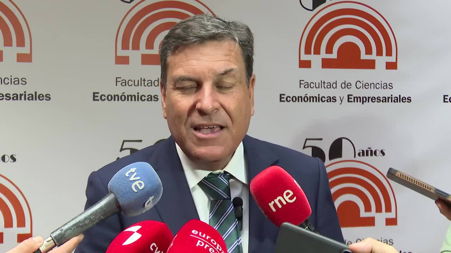 Carriedo llama a los estudiantes de Economía a afrontar los retos de la IA y la industria 5.0