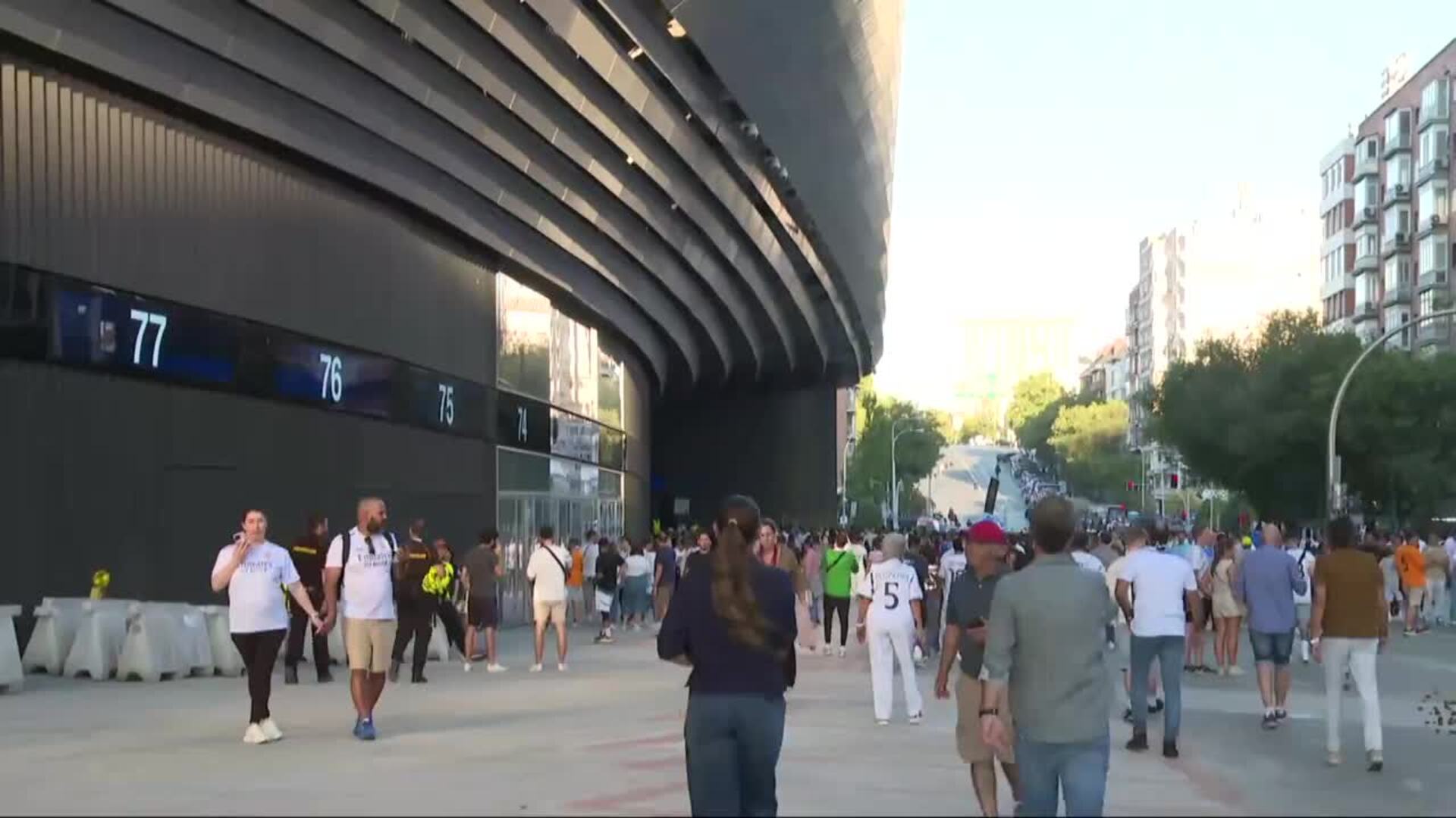 Aficionados se acercan al Bernabéu para el partido contra el Olympique de Marsella