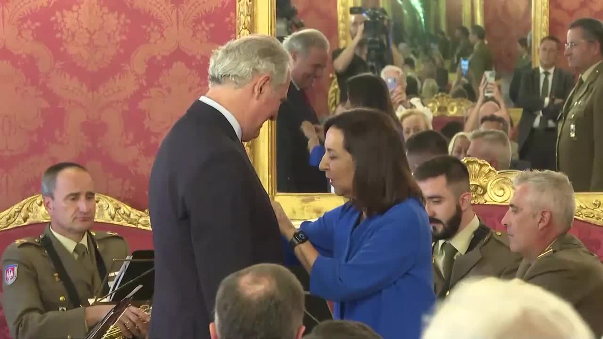 Robles condecora al militar que rescató al rumano que falleció en el incendio de Tres Cantos