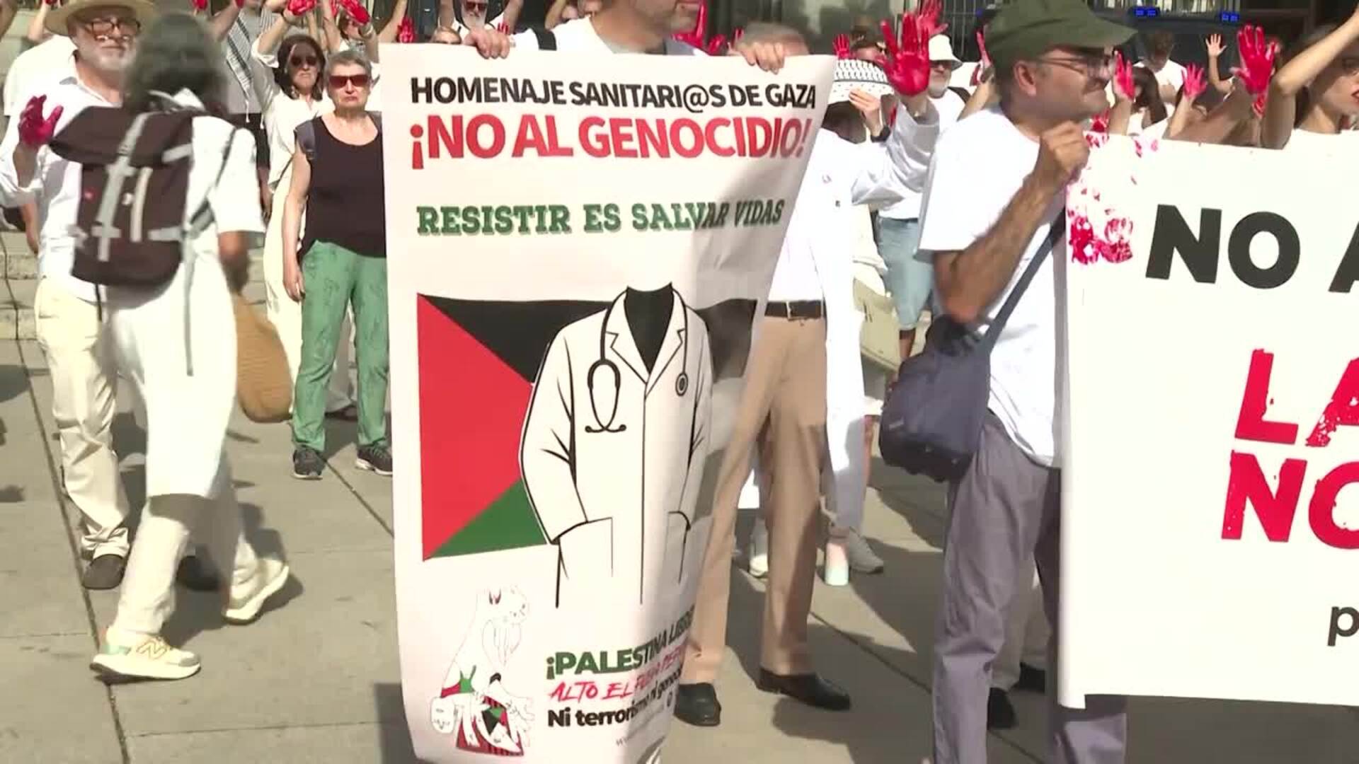 Sanitarios españoles homenajean a compañeros en Gaza con batas blancas y manos pintadas de rojo