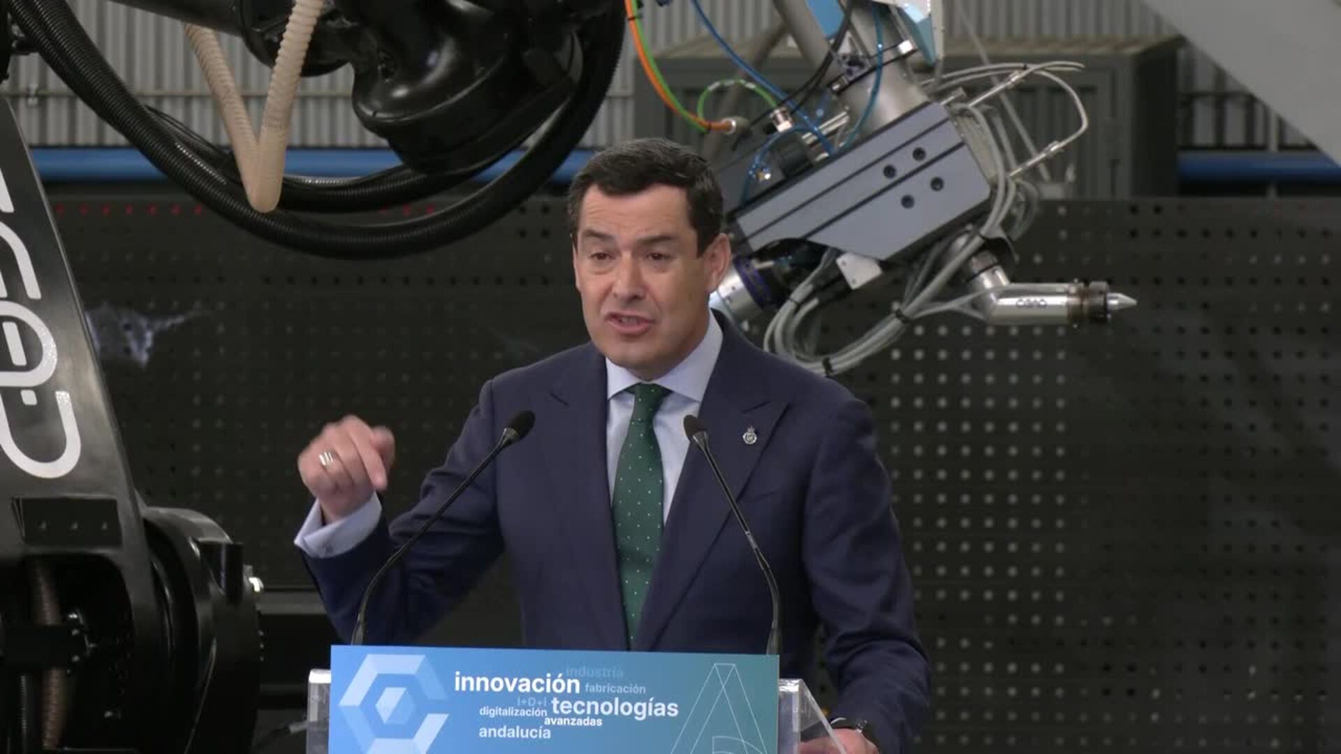 Moreno pide al Gobierno que "no deje a Andalucía sin la red eléctrica que tanto necesita"