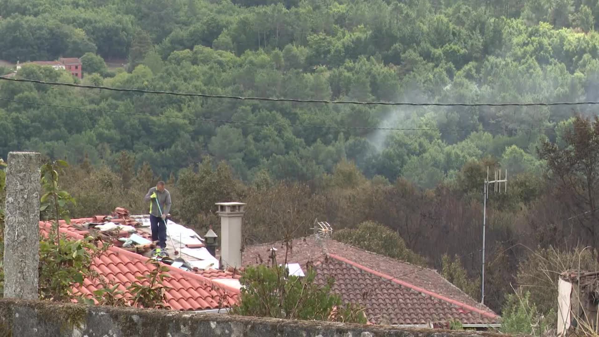 Sigue activo el incendio de Pantón (Lugo)