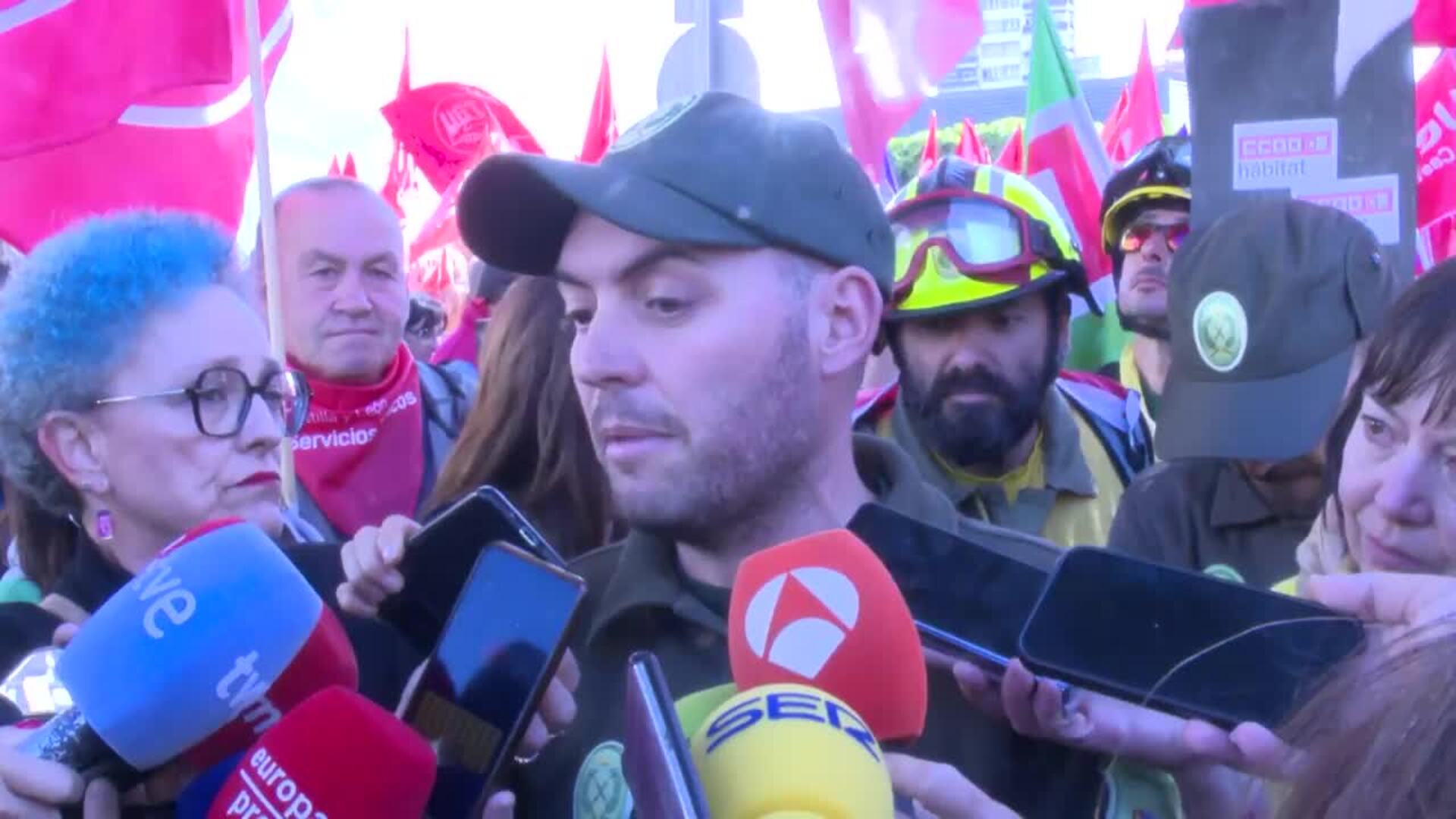 Unos 2.000 bomberos forestales piden en Valladolid plantillas estables.