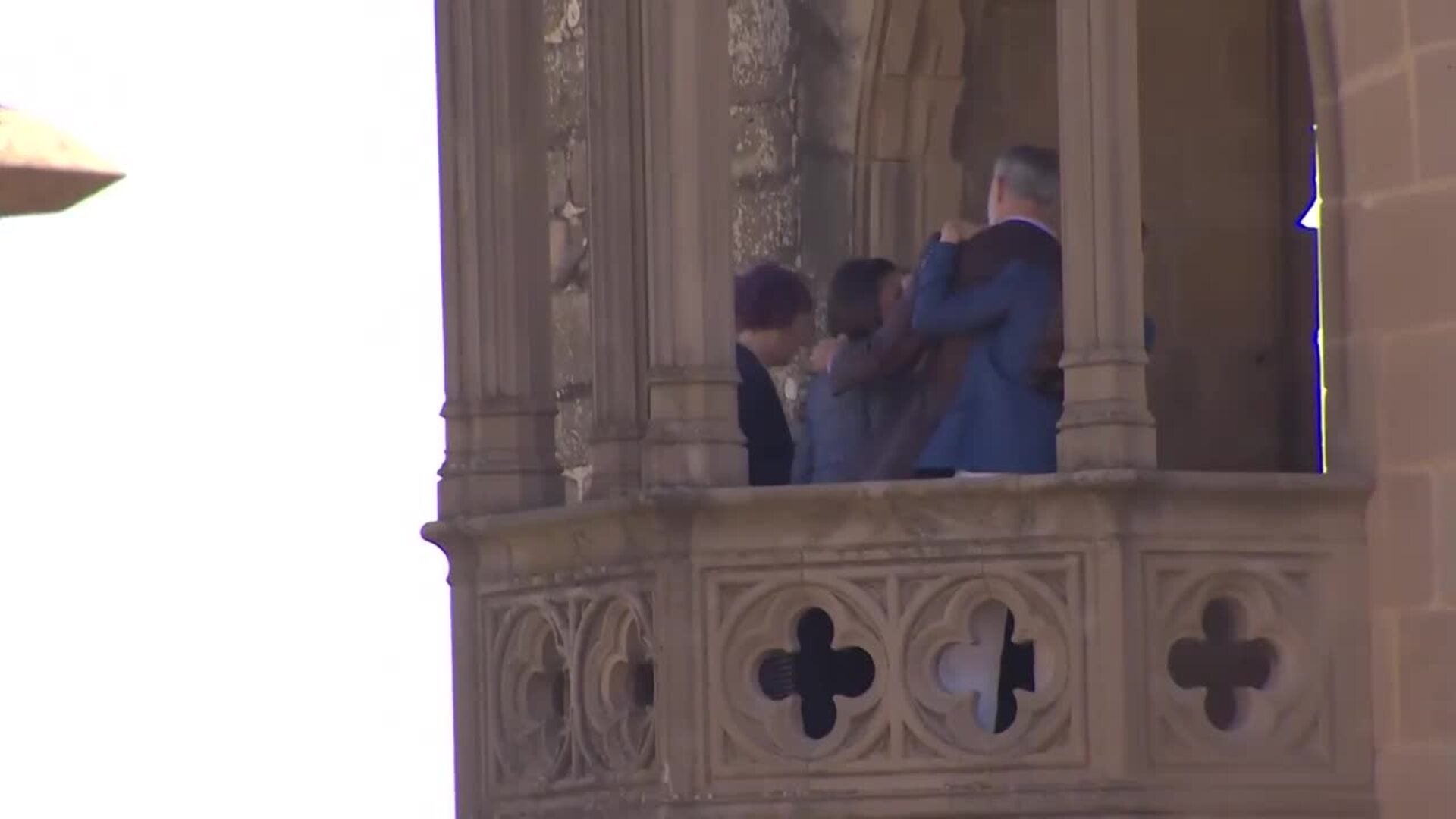 La Reina Letizia y la Princesa Leonor apuestan por estilismos sencillos y elegantes en Navarra