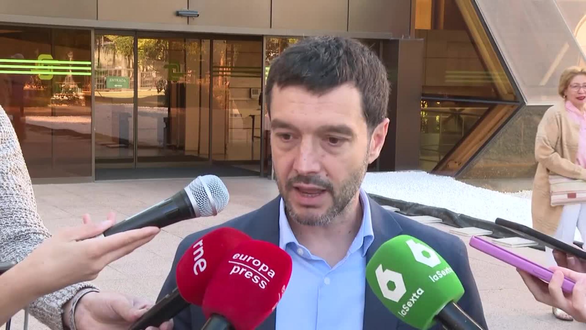 Bustinduy exige la "liberación inmediata" de miembros de la flotilla secuestrados por Israel