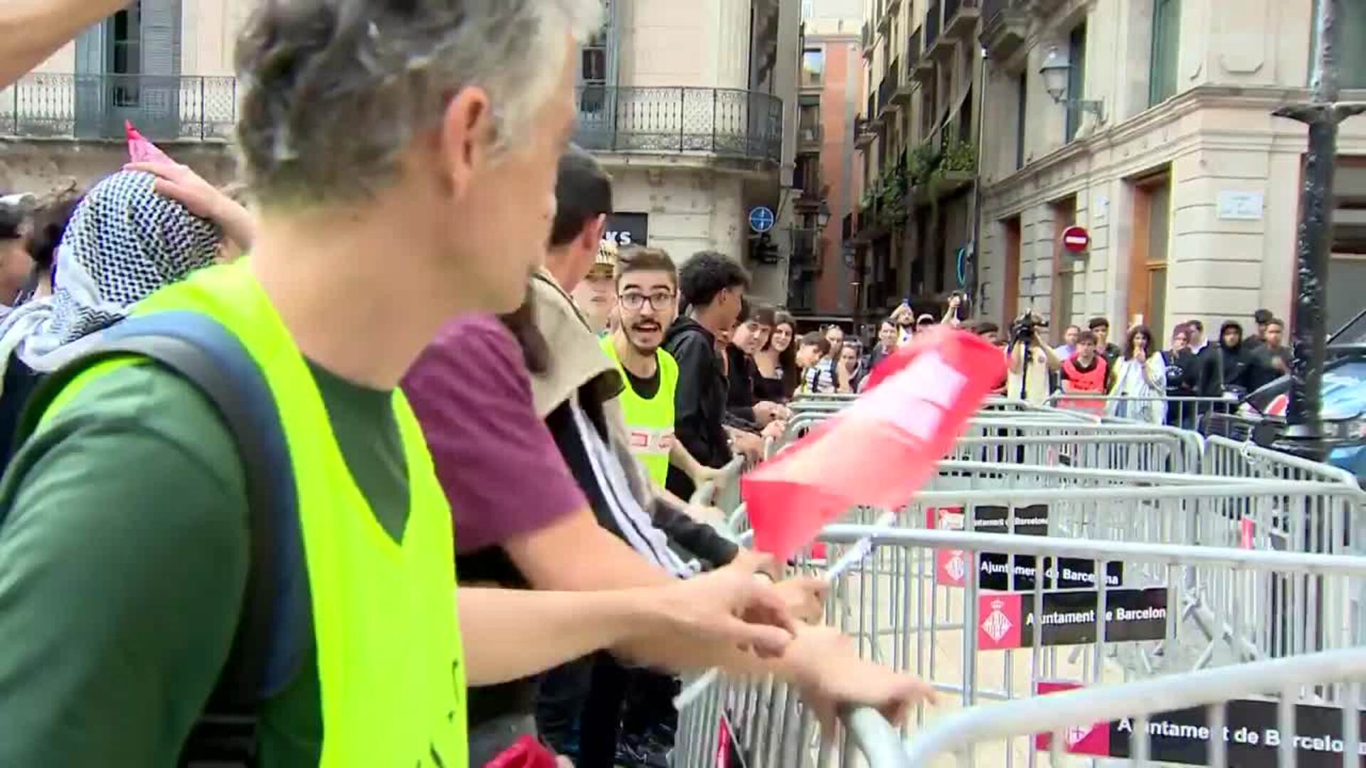 Tensión en plaza Sant Jaume (Barcelona) tras llevarse Mossos a un menor a favor de Palestina