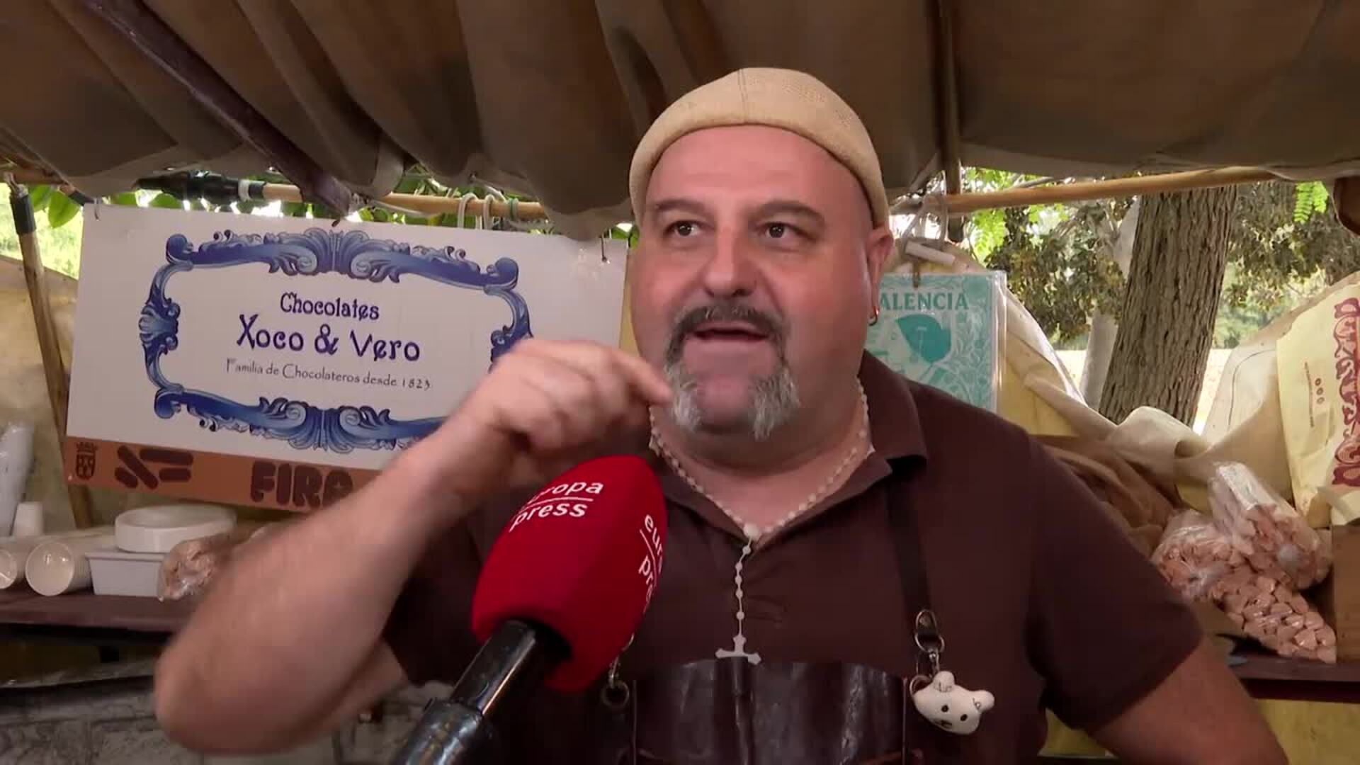 Un feriante valenciano experto en chocolate reflexiona sobre su profesión y aplaude a Internet