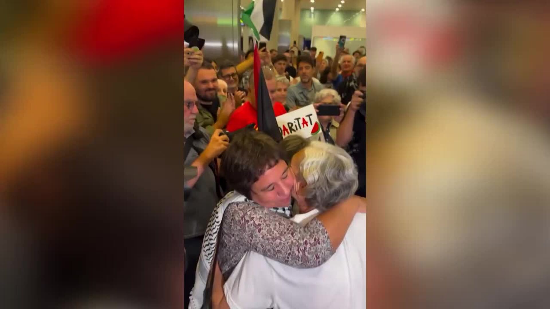 Ada Colau y Jordi Coronas llegan a Barcelona denunciando "maltrato" por parte de Israel