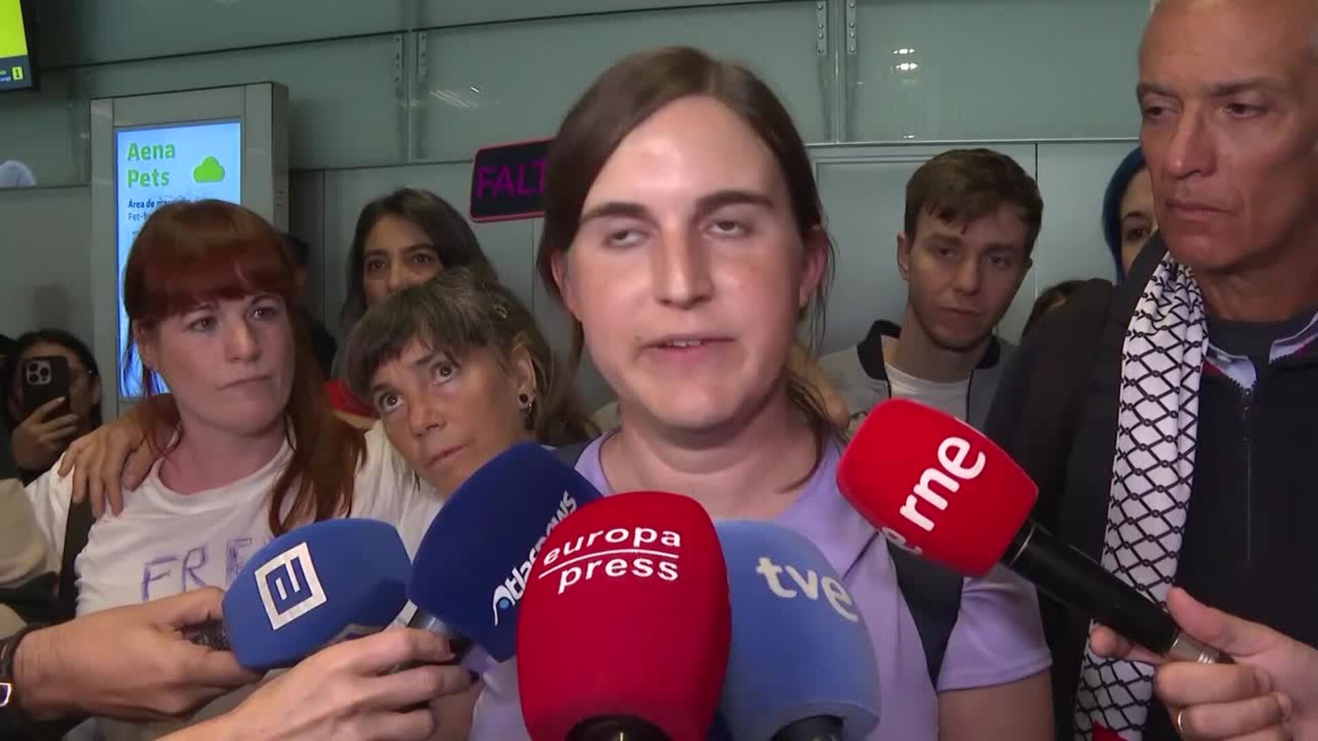 La diputada de Más Madrid Jimena González, embarcada en la Flotilla, llega a Barajas