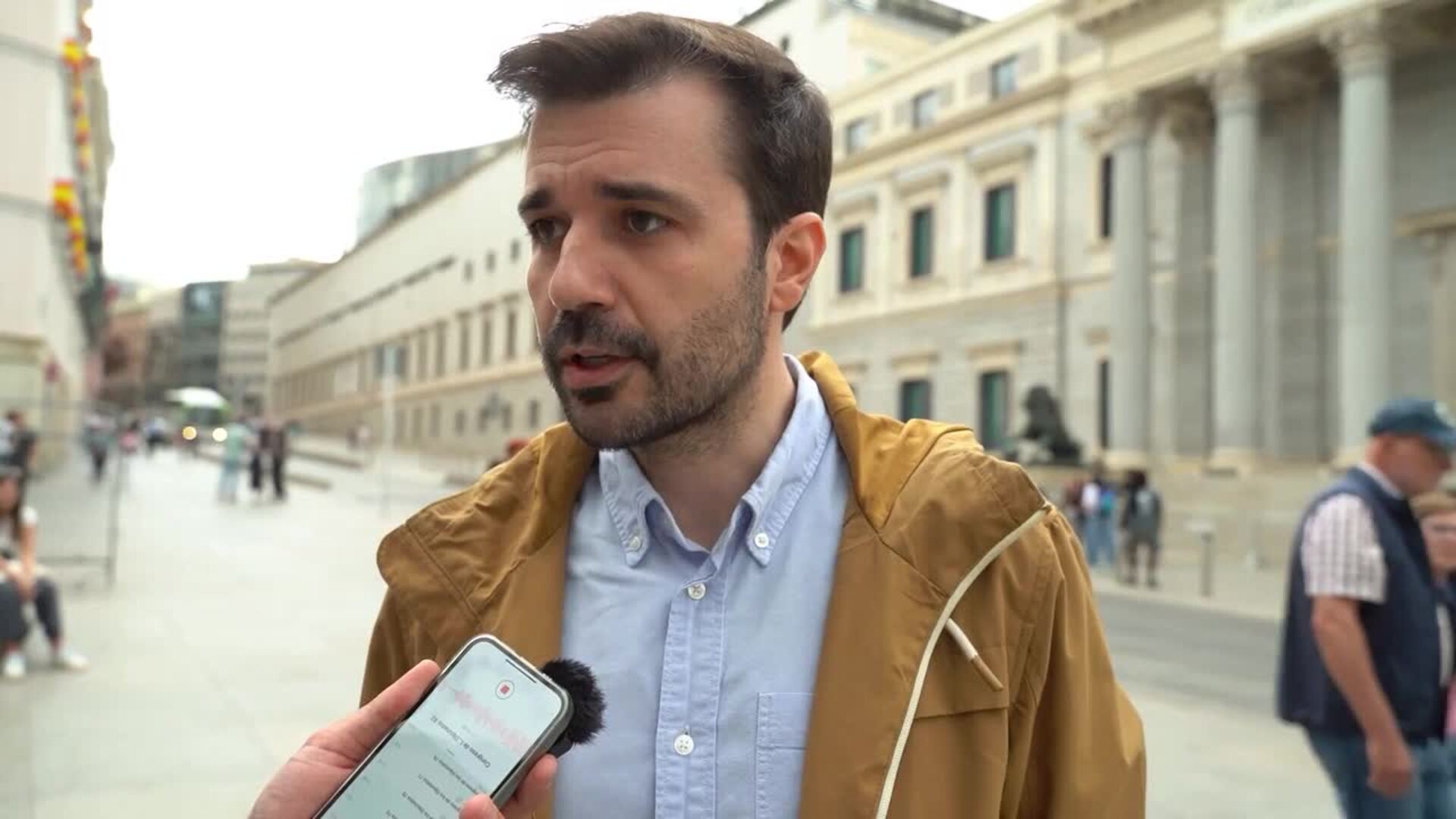 Podemos defiende un "patriotismo popular que sabe que la patria es la gente"