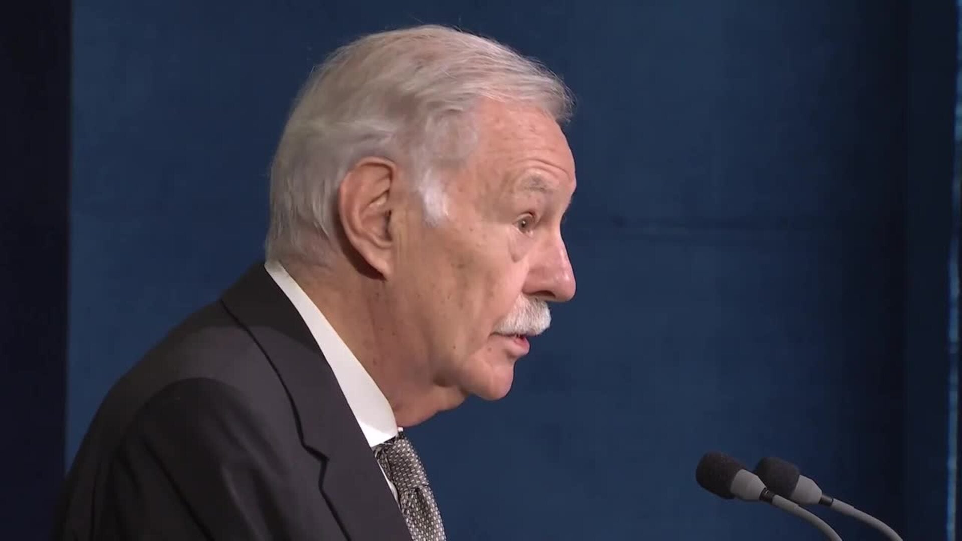 Mendoza se declara "una joven promesa" y bromea sobre la vanidad