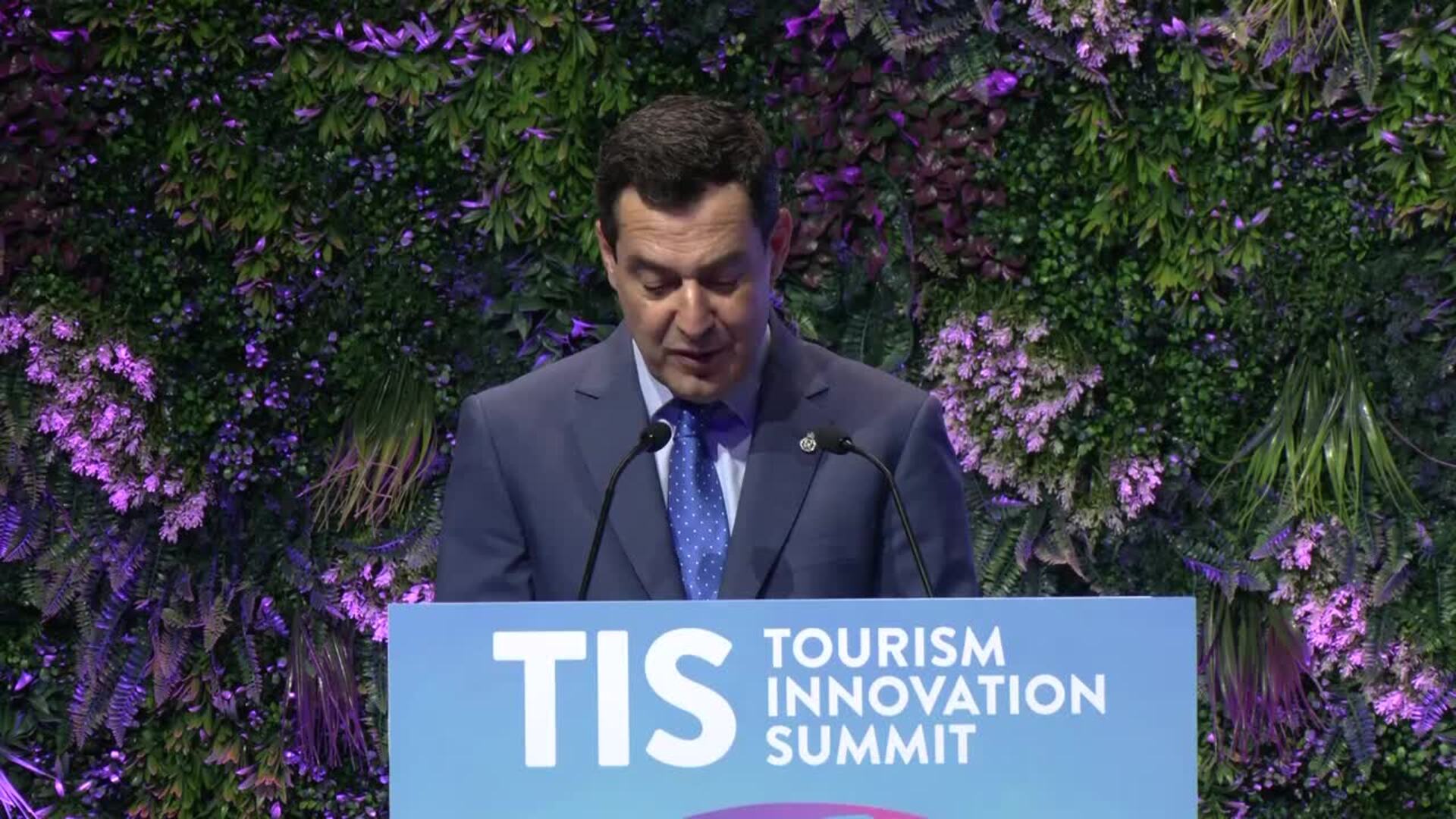 Moreno defiende la "vía andaluza" del turismo como un modelo que aúne patrimonio y convivencia